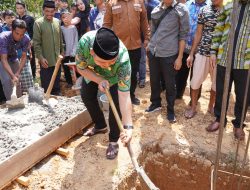 H. Dadi Sunarya Pancangkan Tiang Pertama Pembangunan Masjid At-Taqwa Desa Melawi Kiri Hilir