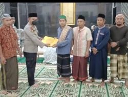 Safari Ramadhan, Kapolsek Belimbing Serahkan Kitab Suci Al-Qur’an dan Buku Iqro Ke Masjid An-Nur Desa Batu Buil