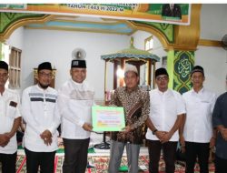 Safari Ramadhan di Kecamatan Ella Hilir, Bupati Melawi Serahkan Bantuan