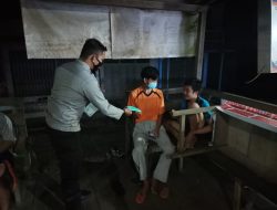 Bhabinkamtibmas Polsek Menukung Berikan Masker dan Ajak Warga Patuhi Prokes