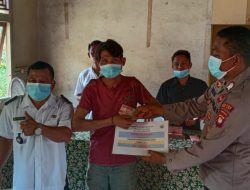 Bhabinkamtibmas Polsek Ella Hilir Kawal Penyaluran BLT DD Nanga Kempangai