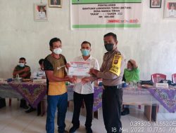 Bhabinkamtibmas Polsek Belimbing Pantau Langsung Penyaluran BLT DD Nanga Tikan