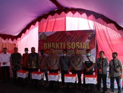 Kunjungi Polres Melawi, Kapolda Kalbar Irjen Pol Suryanbodo Asmoro Berikan Bansos Ke Masyarakat