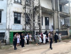 Warga Laksanakan Pernikahan di GKII Nanga Pinoh, Sat Samapta Polres Melawi Bantu Atur Lalin