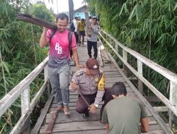 Polsek Kota Baru Bersama Sejumlah Pihak Kembali Perbaiki Jembatan Gantung II Secara Swadaya