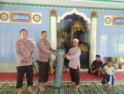 Satbinmas Polres Melawi Berikan Imbauan dan Sajadah di Masjid Al-Istiqomah