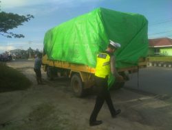Briptu Aldes Personel Satlantas Polres Melawi Bantu Pasang Terpal Pengaman Truck Angkutan TBS, Sopir Sampaikan Apresiasi
