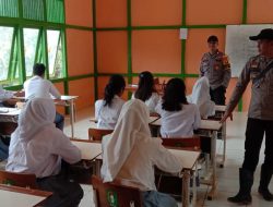 Bhabinkamtibmas Polsek Menukung Sambangi Pelajar SMAN 1 Menukung