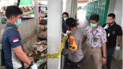 Polres Melawi Pasang Police Line Pasar Markasan Yang Ambruk