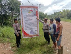 Cegah Karhutla, Satgas Preemtif Ops Bina Karuna Polres Melawi Pasang Maklumat di Desa Labang