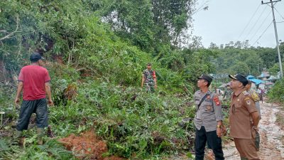 Material Longsor Menutupi Ruas Jalan Provinsi, Forkopimcam Tanah Pinoh Lakukan Pembersihan