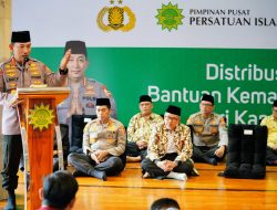 Kerjasama Bareng PP Persis, Kapolri Salurkan 30 Ribu Sembako ke Warga yang Membutuhkan