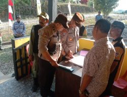 Nilai Perlombaan Satkamling, Satbinmas Polres Melawi Sambangi Desa Belonsat