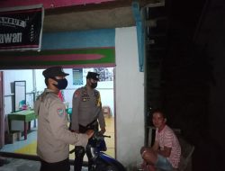 Humanis, Personel Polsek Sokan Sambangi Warga Malam Hari dan Sampaikan Pesan Kamtibmas