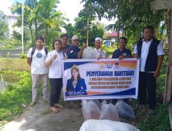 Yessy Serahkan Bantuan Benih Ikan Nila ke Pokdakan Kabupaten Melawi