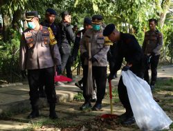 Bersihkan Sampah Serentak Bersama Polri, Polda Kalbar Bersihkan Wilayah Taman Alun Kapuas Pontianak