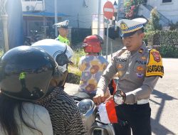 Satlantas Polres Melawi Berikan Bendera Merah Putih Kepada Pengendara yang Tertib Berlalu Lintas
