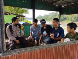 Jumat Curhat, Bhabinkamtibmas Polsek Nanga Pinoh Sambangi Warganya