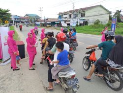 Polsek Nanga Pinoh Bagikan Takjil Gratis Untuk Masyarakat Yang Melintas Di Depan Mako