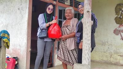 Indahnya Berbagi Di Bulan Ramadhan, HMI Sanggau Berikan Paket Sembako Ke Lansia
