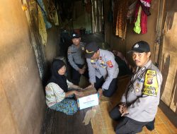 Sambut HUT Bhayangkara Ke-78, Polsek Kota Baru Berikan Bansos