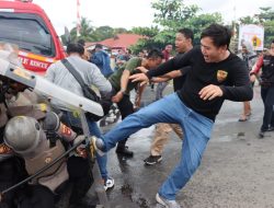 200 Personel Polres Melawi Bentrok Dengan Salah Satu Masa Paslon Bupati