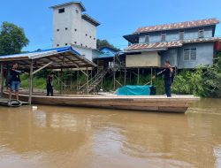 Gercep, Sat Reskrim Polres Melawi Datangi TKP yang Diduga Ada Praktik Ilegal BBM Bersubsidi Di Desa Nanga Kayan