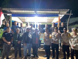 Kapolres Melawi Serahkan Langsung Piala Lomba Satkamling Tingkat Provinsi Kepada Kepala Desa Baru