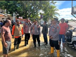 Banjir Melanda Sebagian Wilayah Melawi, Kapolres AKBP Haris Batara Simbolon Lakukan Pemantauan