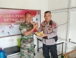 Momen HUT TNI Ke-80, Kapolsek IPTU Suyono Berikan Surprise Ke Koramil 1205-18/Menukung