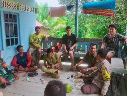 Polsek Menukung Gelar Jum’at Curhat, Kades Laman Mumbung: Kami Siap Membantu Polri Mensukseskan Program Ketahanan Pangan