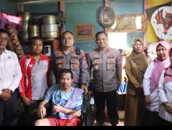 Kapolres Melawi Berikan Bantuan 2 Kursi Roda Ke Warga Desa Sidomulyo, M Syukur: Terima Kasih Polri