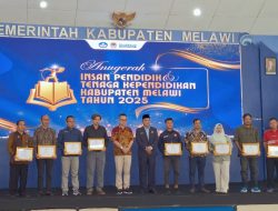 Pemkab Melawi Anugerahkan Penghargaan kepada 206 Insan Pendidik dan Kependidikan
