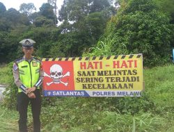 Ingatkan Pengendara Di Titik Rawan Kecelakaan, Satlantas Polres Melawi Pasang Spanduk Peringatan