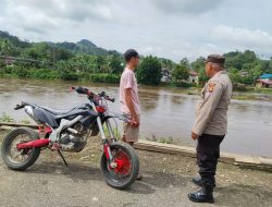 Personel Polsek Sokan Berdialog dan Berikan Himbauan Kepada Warga Waspadai Banjir