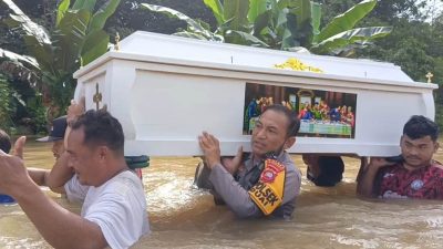 Lewati 4 Titik Banjir, Tim Gabungan Evakuasi 2 Jenazah Warga Entikong di Beduai
