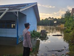 Debit Air Naik, Kapolsek Menukung Himbau Warga Waspada Banjir