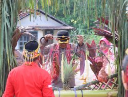 Kedatangan AKBP Askhabul Kahfi, Disambut Hangat Dengan Tradisi Adat Sebagai Kapolres Melawi
