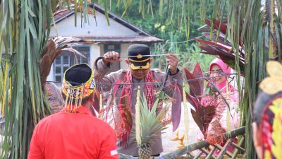 Kedatangan AKBP Askhabul Kahfi, Disambut Hangat Dengan Tradisi Adat Sebagai Kapolres Melawi