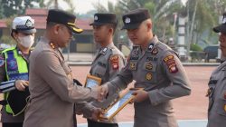 Kapolres Melawi Berikan Piagam Penghargaan Kepada 3 Personelnya