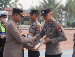 Kapolres Melawi Berikan Piagam Penghargaan Kepada 3 Personelnya