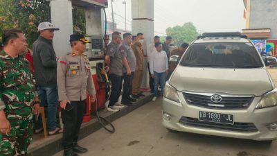 Forkopimda Melawi Tinjau Langsung Pengisian BBM Ganjil-Genap di SPBU
